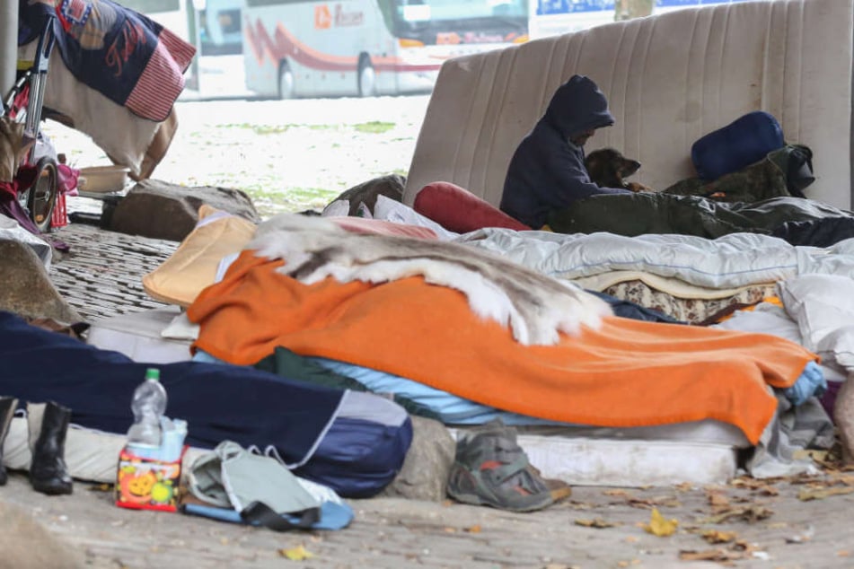 Obdachlose sitzen bei Temperaturen um den Gefrierpunkt unter einer Brücke in Hamburg.