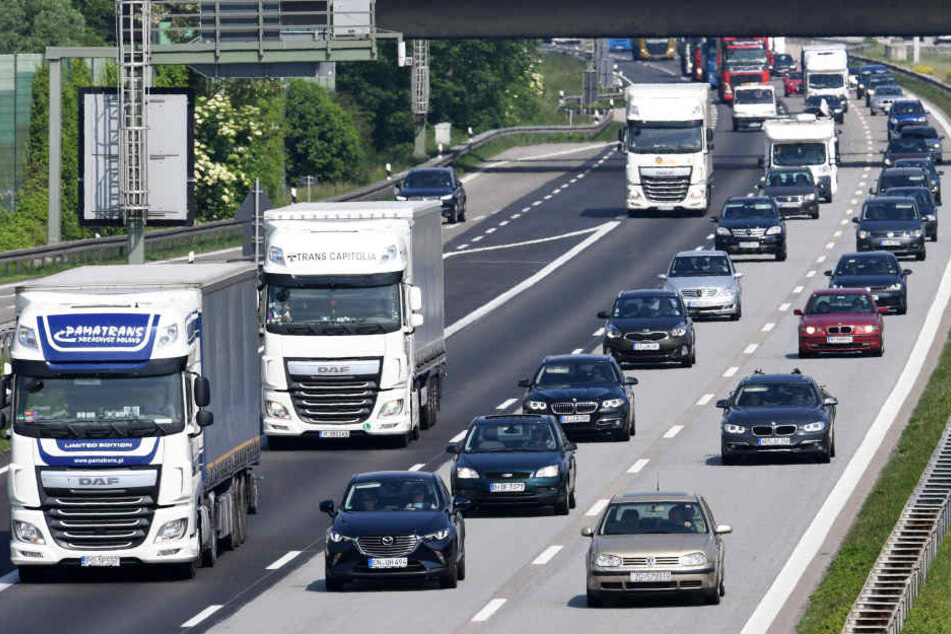 Die A99 wurde in beiden Richtungen gesperrt. Dadurch kam es zu Staus und Behinderungen.