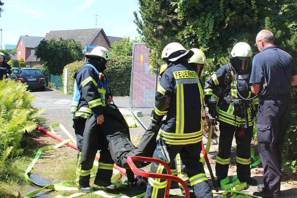Geschafft: Das "Opfer" konnte von den Feuerwehrmännern erfolgreich geborgen werden.