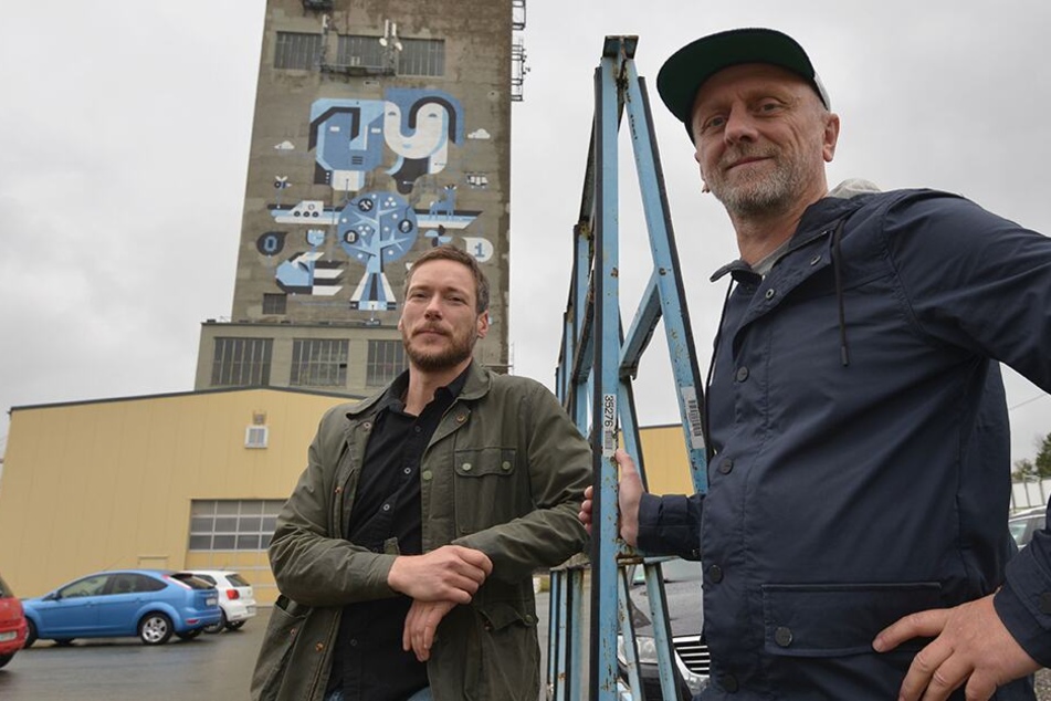 Mit Pinsel, Quast und Rolle trugen die Künstler Marcel Baer (43) und Andreas Glauch (50) das Wandbild am Förderturm auf.