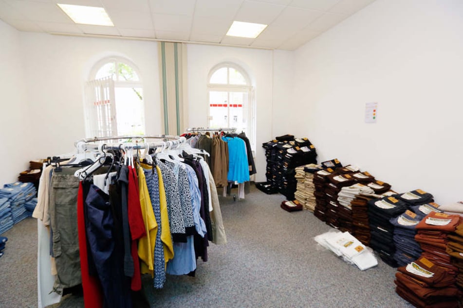 Der ehemalige Laden an der Straße der Nationen: Wenigstens die Kleidung gab
es tatsächlich.