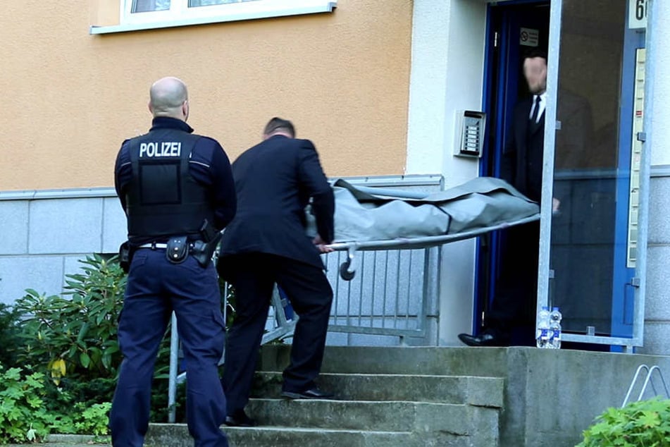 Bestatter bringen die Leiche der Ehefrau in die Gerichtsmedizin.