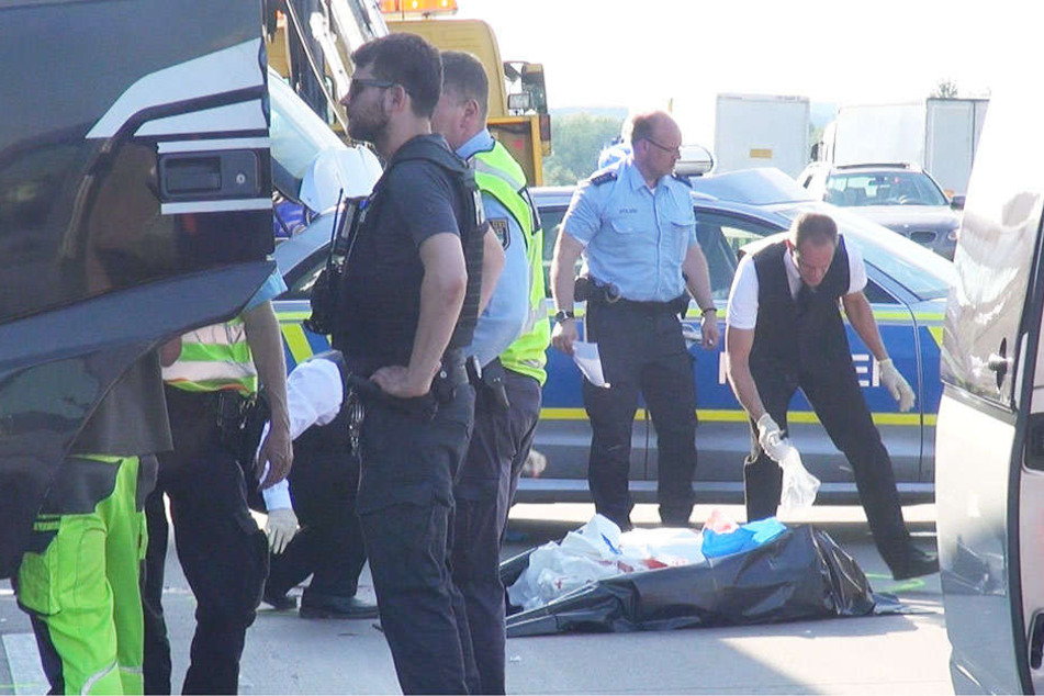 Der Biker verstarb noch an der Unfallstelle.