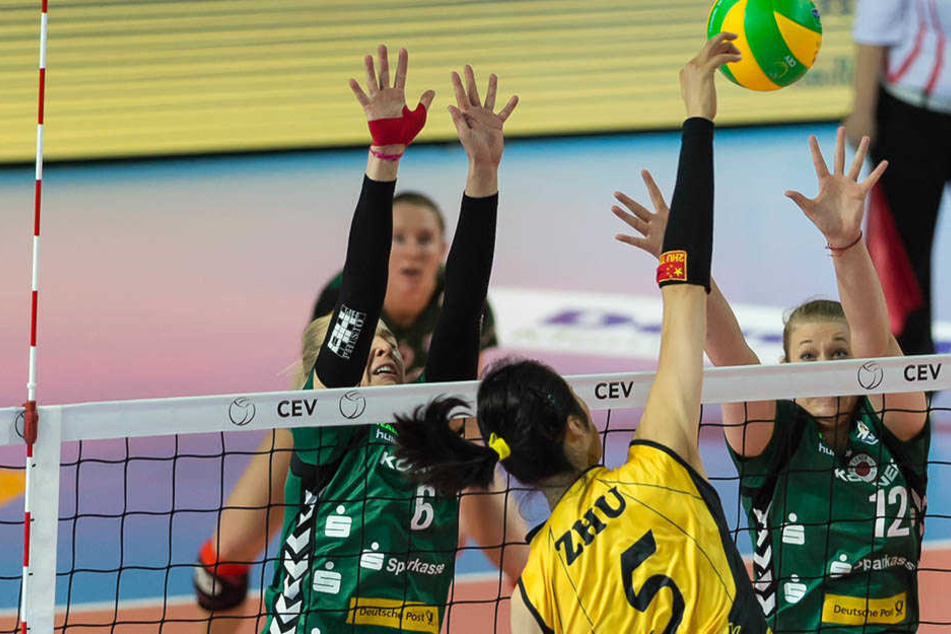 Der DSC-Block Lucie Smutna und Jennifer Cross streckt sich vergeblich gegen den Angriff von Istanbuls Ting Zhu.
