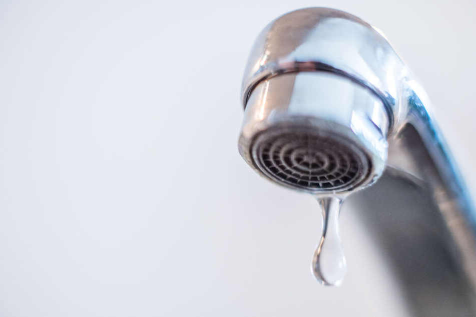 Leitungswasser tropft aus einem Wasserhahn. Müssen Teile des Trinkwassers in Mecklenburg-Vorpommern vielleicht bald aufwändig aufbereitet werden?