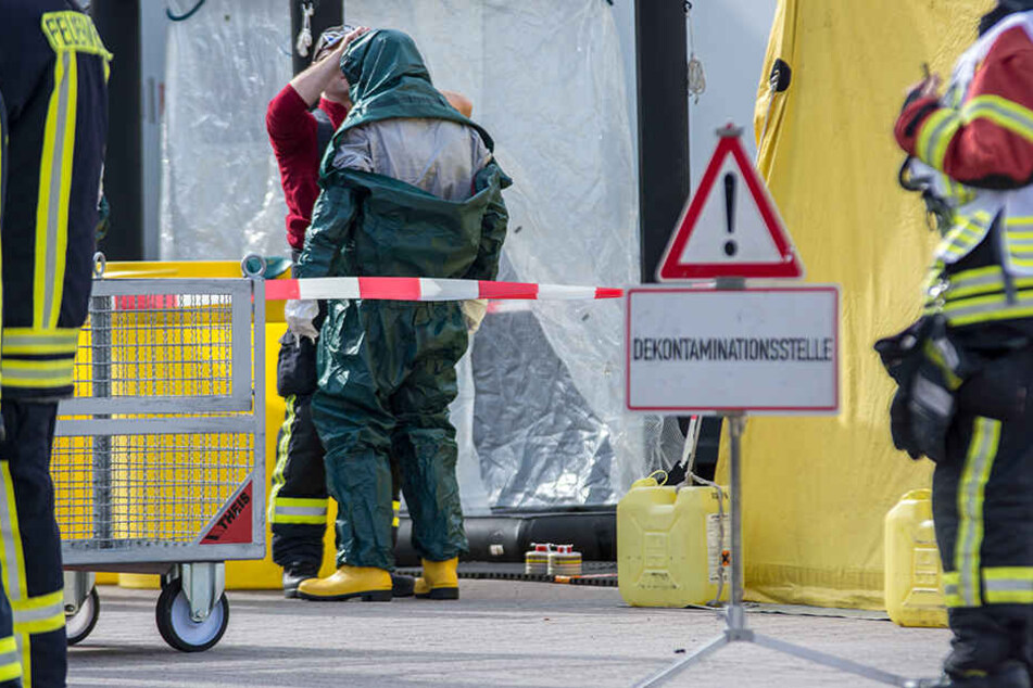 Einsatzkräfte mussten sich mit speziellen Chemikalienschutzanzügen (CSA) ausrüsten.