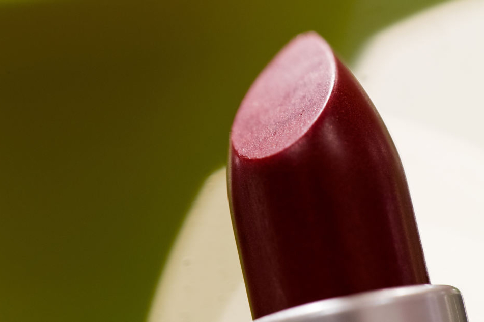 Roter Lippenstift mit dem Farbstoff Karmin.