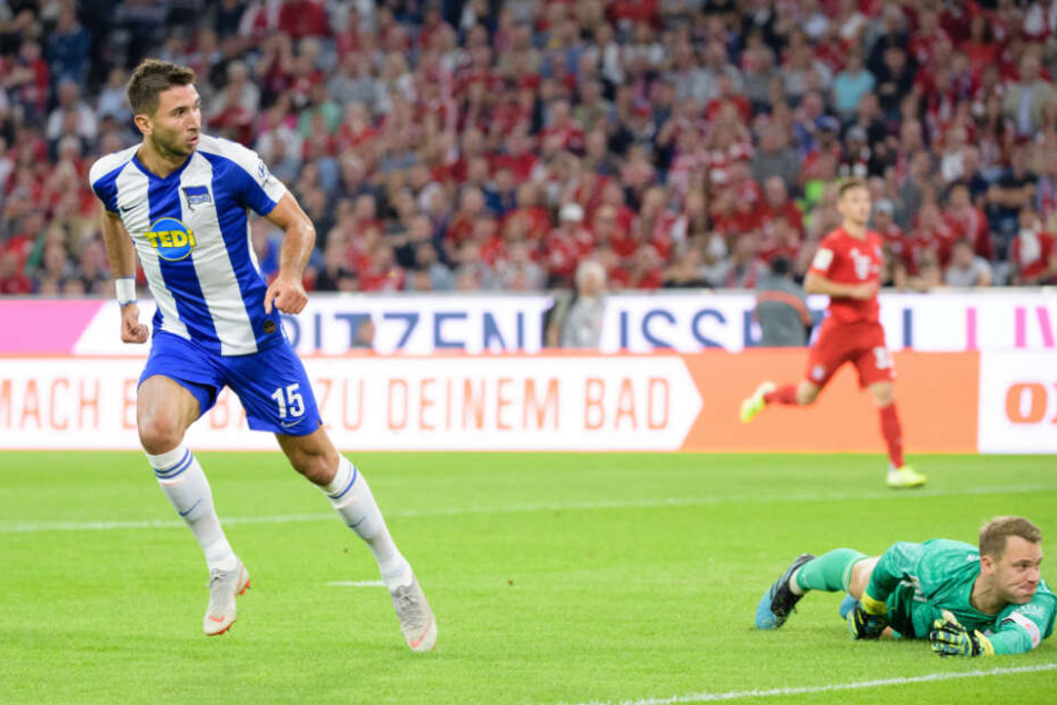 Marko Grujic (l.) schiebt zur 2:1-Führung für die Hertha ein. Manuel Neuer liegt geschlagen am Boden.