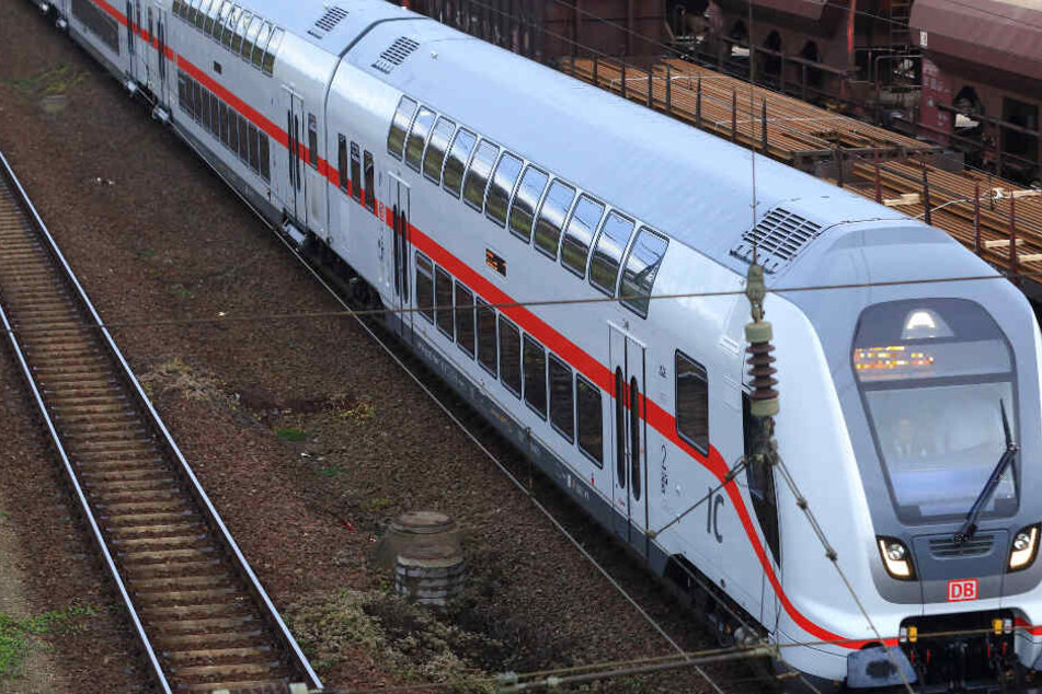 Der Ersatzzug brauchte rund drei Stunden, um die liegengebliebenen Fahrgäste zu erreichen (Symbolbild).