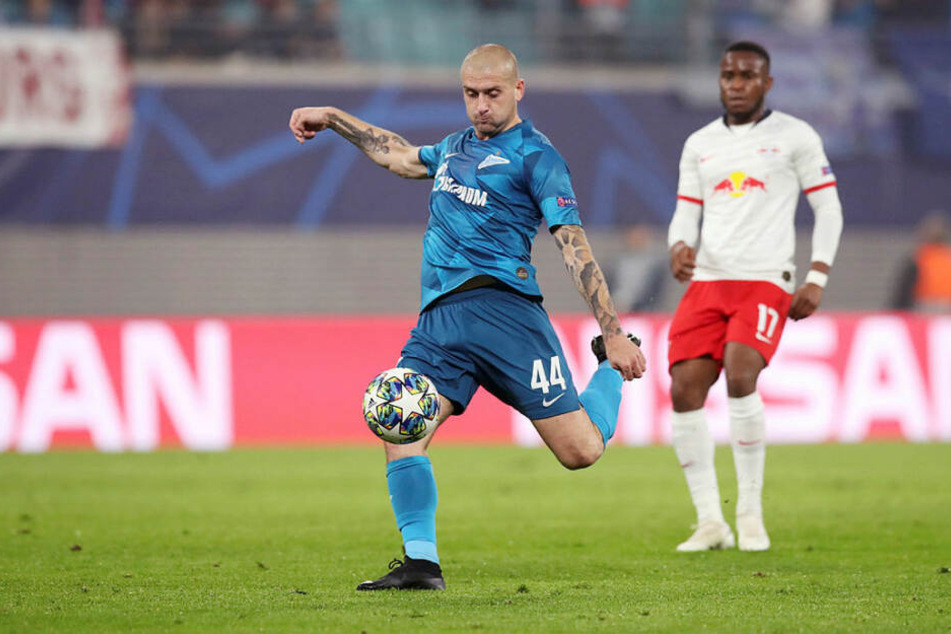 Yaroslav Rakitskyy (l.) traf nach einem herausgeköpften Ball von Willi Orban mit einem Weitschuss zur 1:0-Halbzeitführung. Da kann Ademola Lookman nur zuschauen.