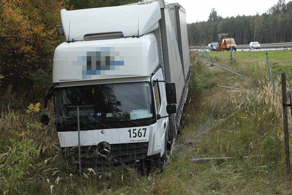 Der Lkw raste von der Fahrbahn.
