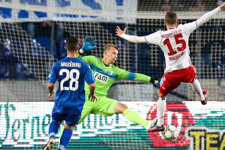 Lukas Cichos (M.) pariert hier gegen Hamburgs Luca Waldschmidt.