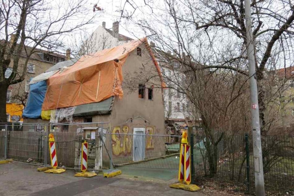 In einem Abrisshaus in der Apostelstraße fanden Ermittler der „Soko Brücke“ daraufhin Leichenteile.