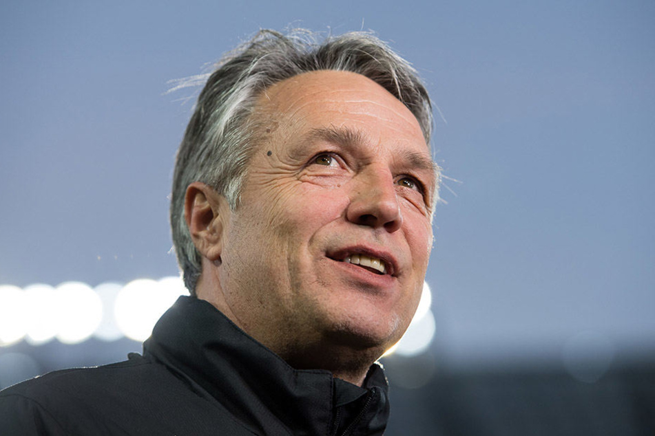 Sieht die derzeitige Personalsituation mit einem freudigen Lächeln: Dynamo-Trainer Uwe Neuhaus.