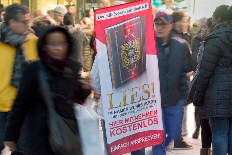 Mit einer Großrazzia in zehn Bundesländern ist die Polizei auch gegen die umstrittenen Koran-Verteilaktionen "Lies!" vorgegangen.