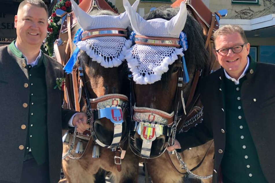 Harald Stückle, Betriebsleiter der Spaten Brauerei (l.) und Bernhard Klier, Spaten Geschäftsführer mit einem Pferdegespann in München.