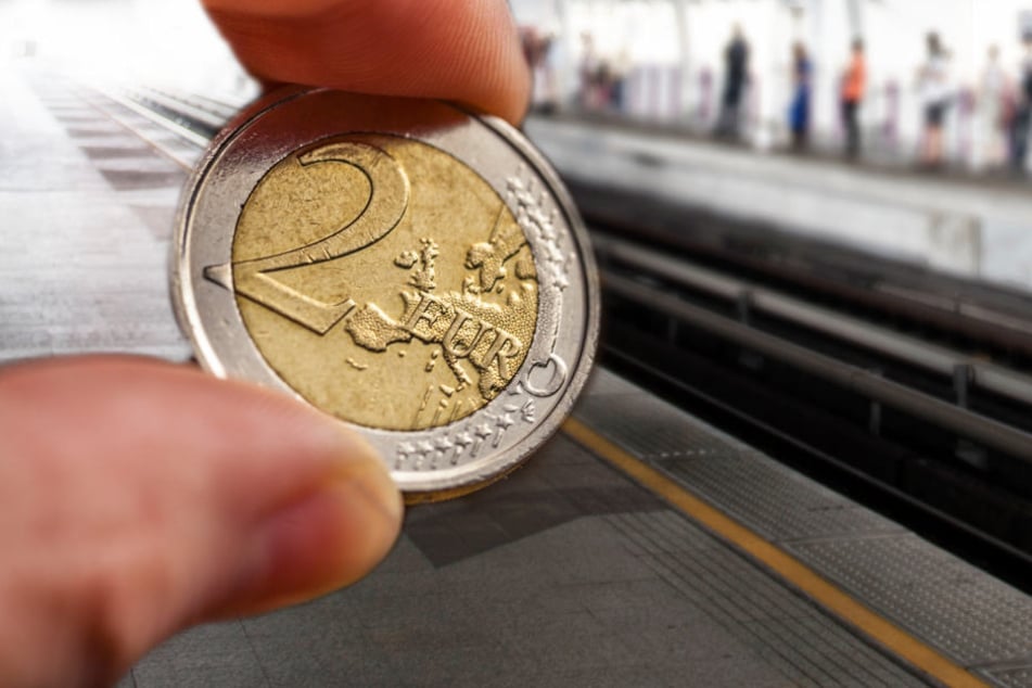 Offensichtlich ohne über die Lebensgefahr nachzudenken, kletterte er in das Gleisbett um das Geld zu bergen. (Symbolbild)