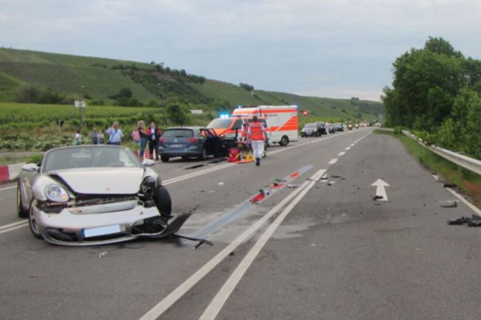 Trümmer verteilten sich über die Fahrbahn.