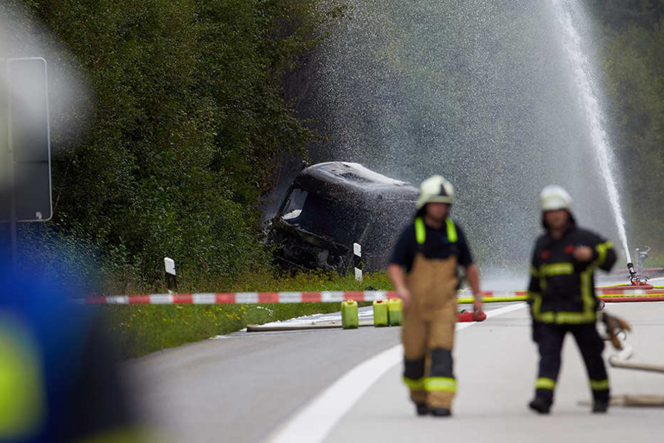 Feuerwehrleute hatten alle Hände voll zu tun, den Brand zu löschen.