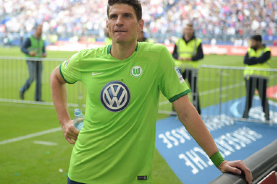 Ausgelassen singt Mario Gomez einen Text über sich, der eigentlich bitterböse gemeint war. Die Sache mit Humor zu nehmen, ist genau die richtige Reaktion.