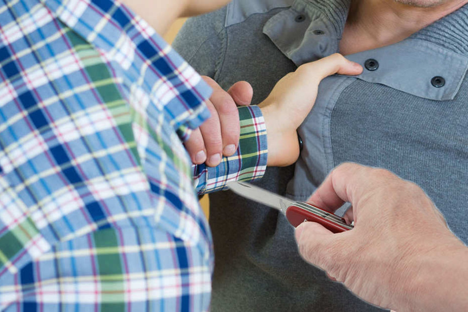 Der Streit um Schulden eskalierte komplett. Der Angeklagte zückte ein Taschenmesser. (Symbolbild)