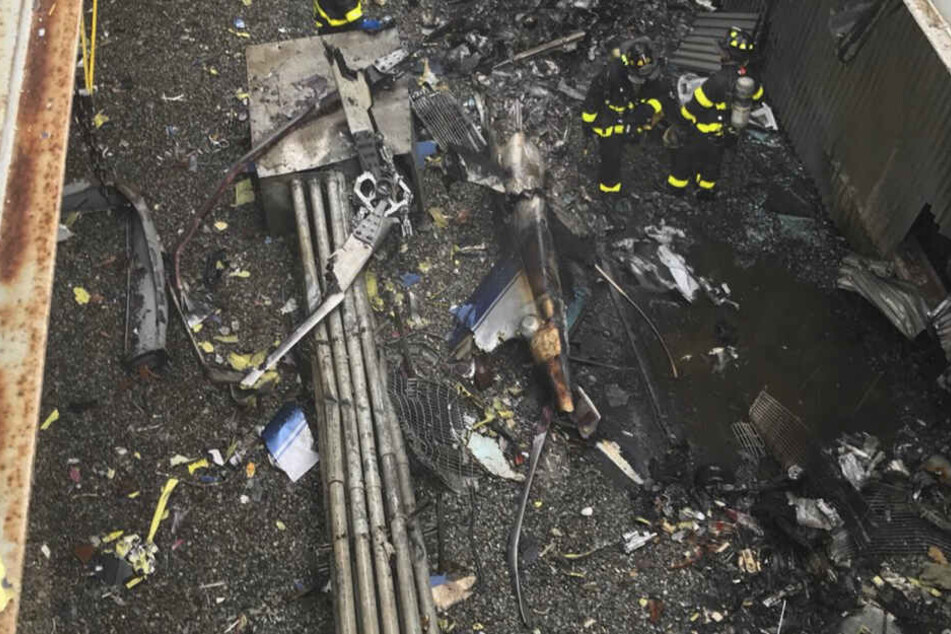 Durch den Hubschrauberabsturz sind auf dem Dach eines Hochhauses erhebliche Schäden verursacht worden.