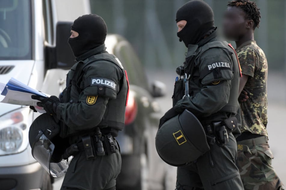 Ellwangen am vergangenen Donnerstag: Polizisten eskortieren einen Mann.