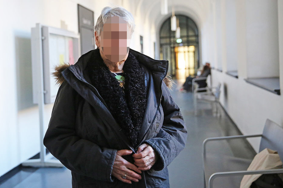 Oma Monika H. (76) ist sauer auf ihre Enkelin.
