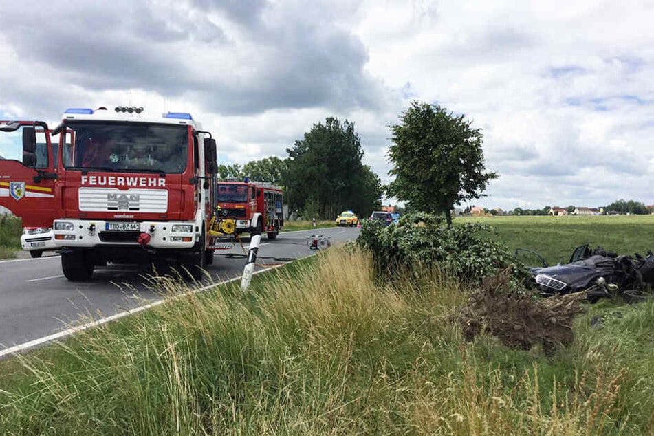 Die Frau landete mit dem Mercedes abseits der Straße. Für sie kam jede Hilfe zu spät.