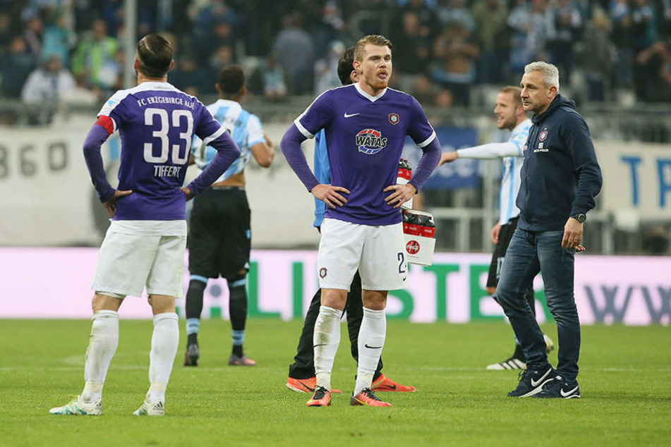 Enttäuschung nach der 2:6-Pleite bei (v.l.) Christian Tiffert, Steve Breitkreuz und Trainer Pavel Dotchev.