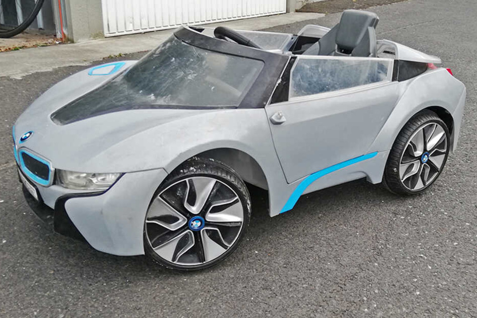 Das Auto ist ein Spielzeuggerät zum Draufsitzen und fährt mit Elektroantrieb.