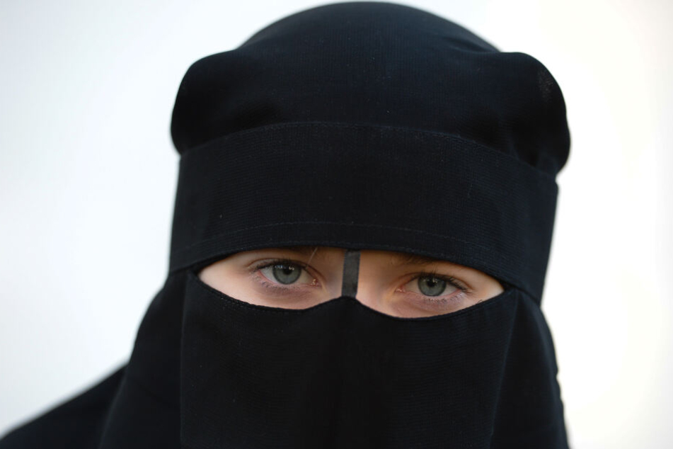 Eine Frau trägt einen Niqab, also einen Gesichtsschleier, der von einigen muslimischen Frauen getragen wird.