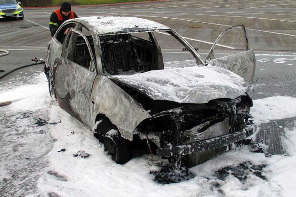 Das Auto der jungen Frau brannte komplett aus und erlitt Totalschaden.