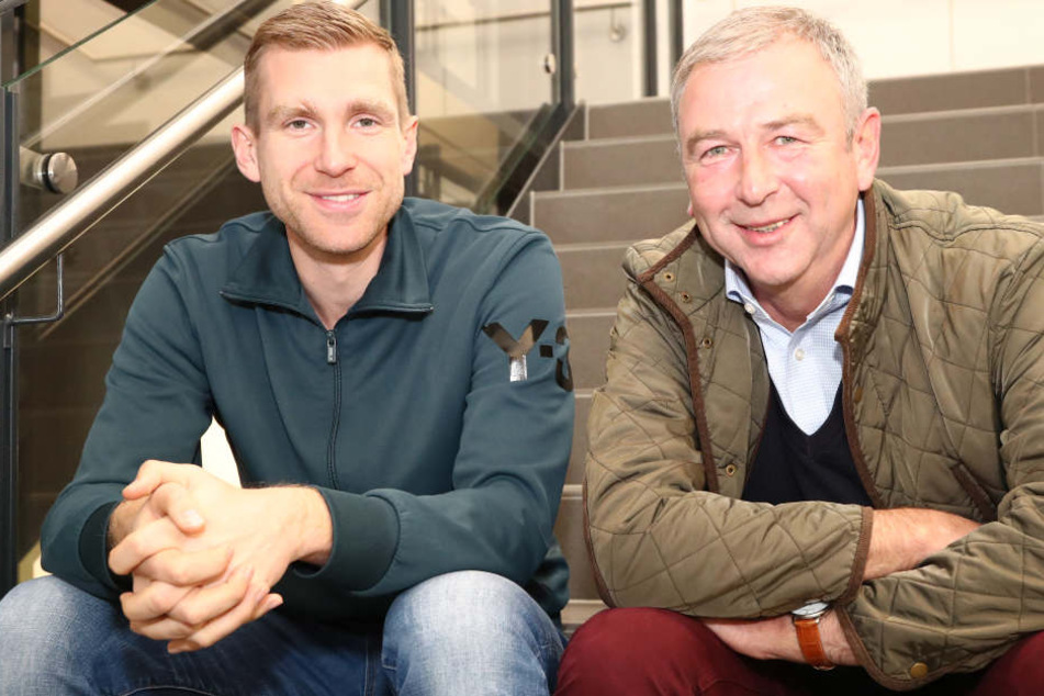 Per Mertesacker (l.) mit Wismut-Legende Volker Schmidt.