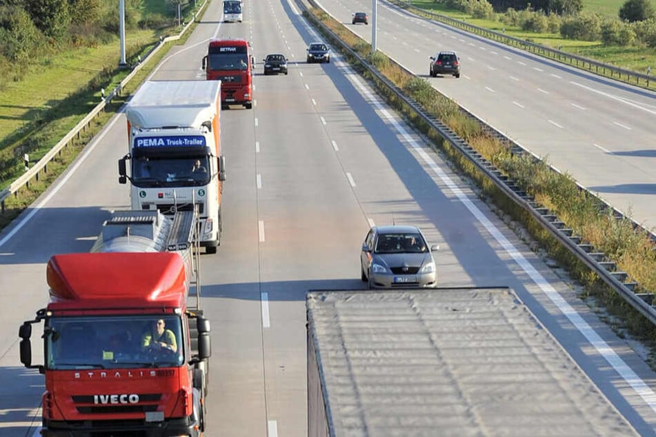 Der Lastwagen soll auf dem Weg zu einem LKW-Park in Belgien gewesen sein, um die Flüchtlinge nach Großbritannien zu schmuggeln. (Symbolbild)
