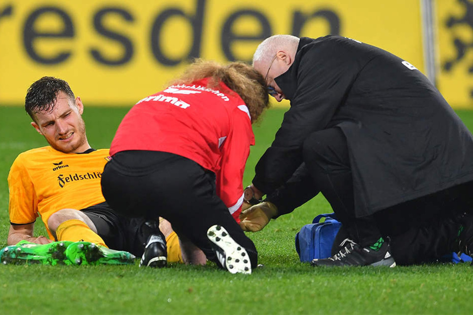 Am 5. Mai gegen 1860 München verletzte sich Florian Ballas schwer, wurde sofort von Doc Tino Lorenz (r.) und Physio Tobias Lange behandelt. Die aktuelle Verletzung ist dagegen nicht dramatisch.