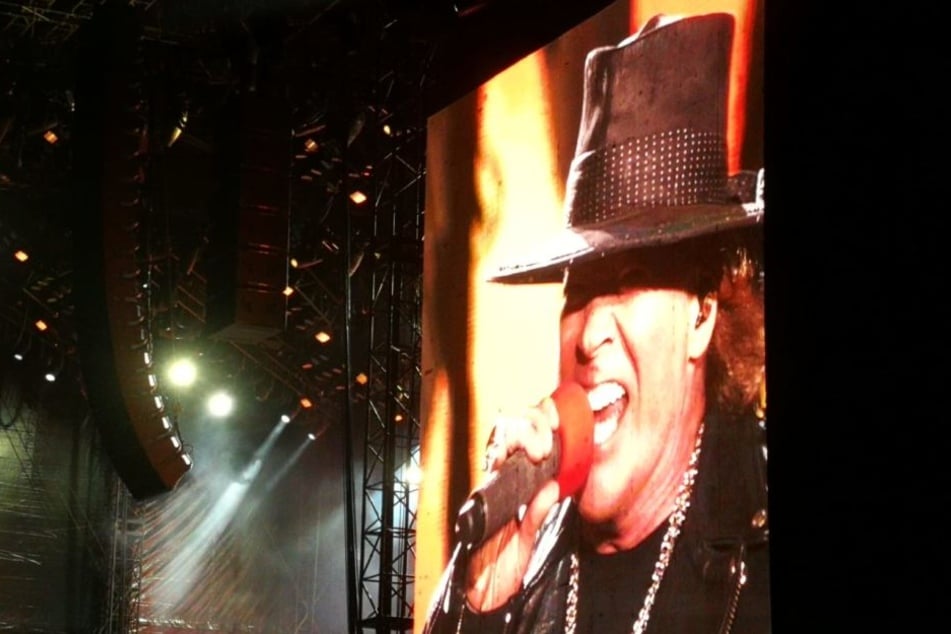 Genau sein Ding: Frontmann Axl Rose (56) schreit und kreischt auf der Bühne, was das Zeug hält.