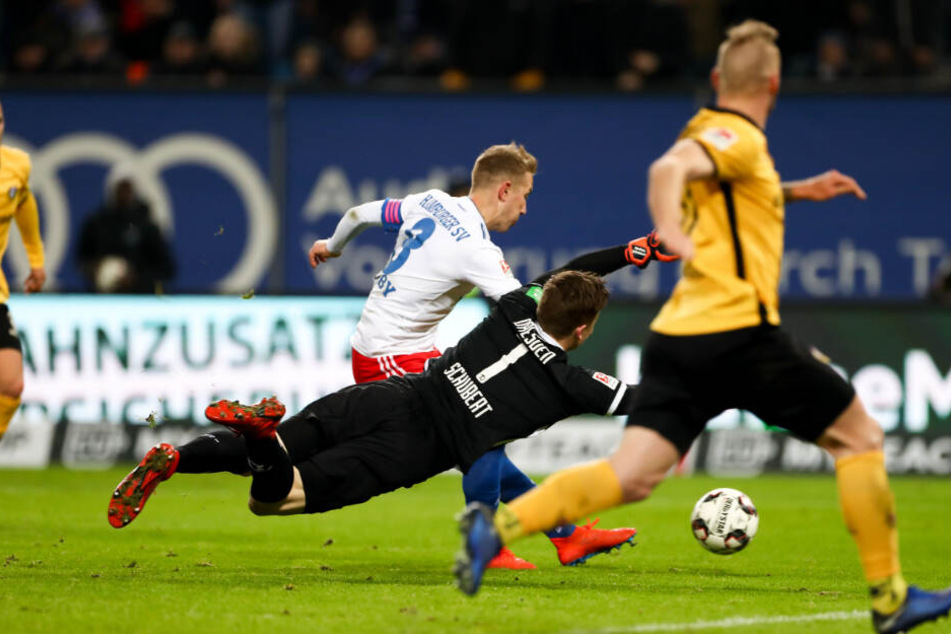 Lewis Holtby schießt den Ball an Dynamos Schlussmann Markus Schubert vorbei ins Tor.