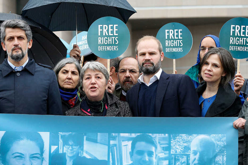 Aktivisten demonstrieren vor einem Gericht in Istanbul (Türkei) gegen den Prozess gegen elf Menschenrechtler, darunter auch der Deutsche Peter Steudtner.