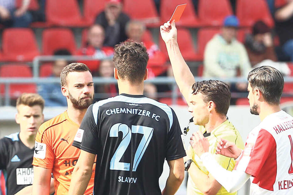 HFC-Keeper Oliver
Schnitzler sieht von
Schiri Guido Winkmann
die Rote Karte.