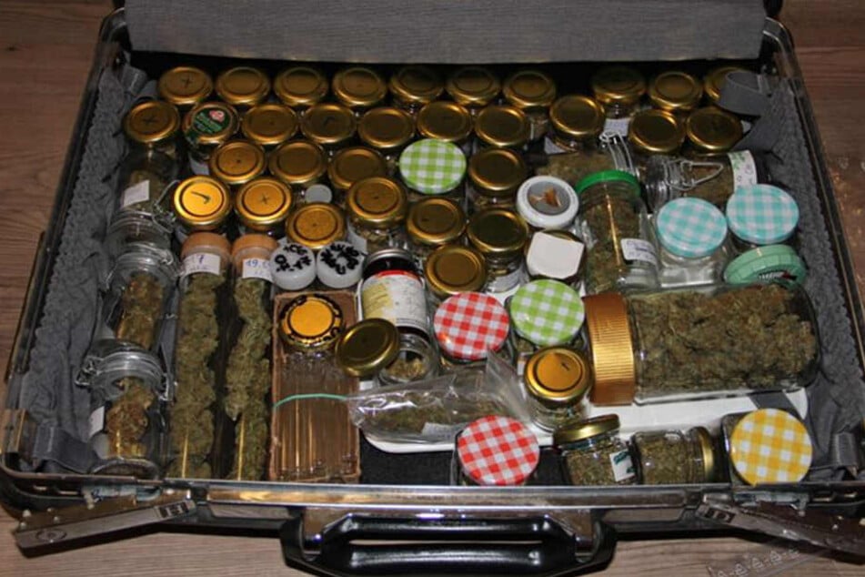 In einem Koffer entdeckten die Beamten fast 60 Gläser mit Marihuana.