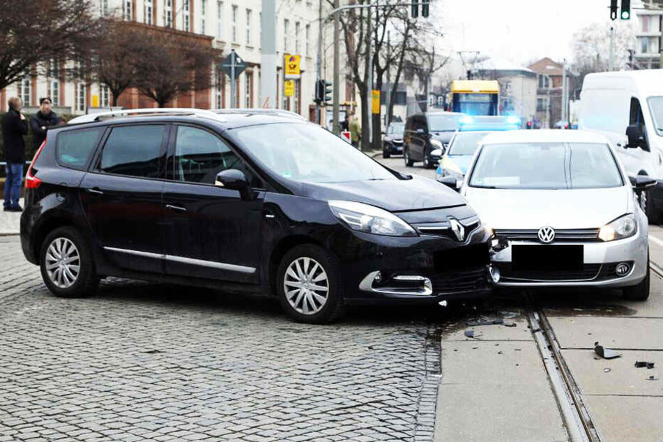 Zu einem Verkehrsunfall ist es am Freitagmittag in der Dresdner Johannstadt gekommen.