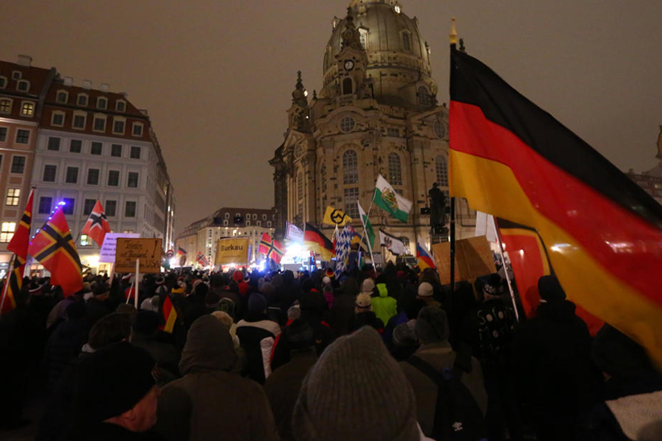 Warfen PEGIDA-Demonstranten wirklich Buttersäure auf Linke? Nun ermittelt die Polizei.