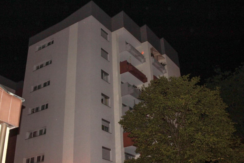 Das Hochhaus in Katzwang wurde von der Polizei komplett durchsucht.