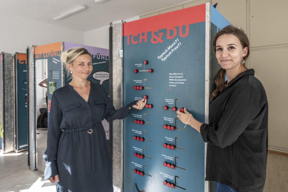 Doreen Strauch (38) von der Beratungsstelle IKOS und Marlene Kneisel (35) von der Frauenhilfe an einer der Ausstellungsstationen.