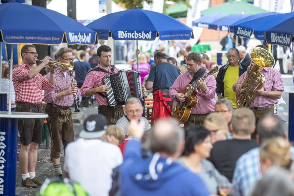 In Bayern wird im Biergarten
traditionell zu zünftiger Blasmusik Bier getrunken.