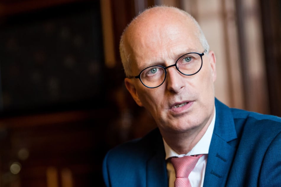 Hamburgs Erster Bürgermeister Peter Tschentscher (SPD) spricht während eines Interviews.