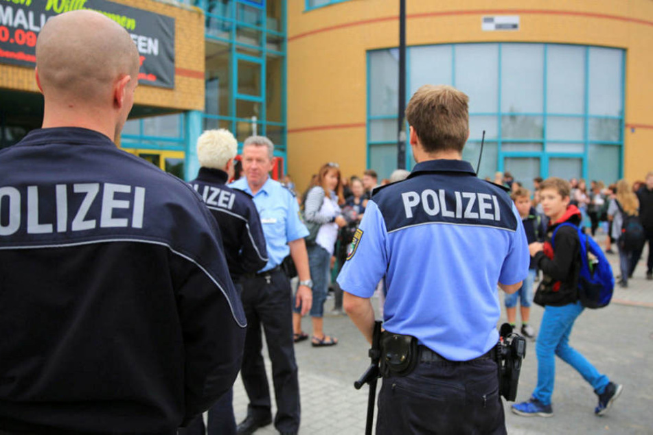 Ein 36-Jähriger war zuvor in das Gymnasium eingedrungen und hatte Schüler und Lehrer mit einem Messer bedroht.