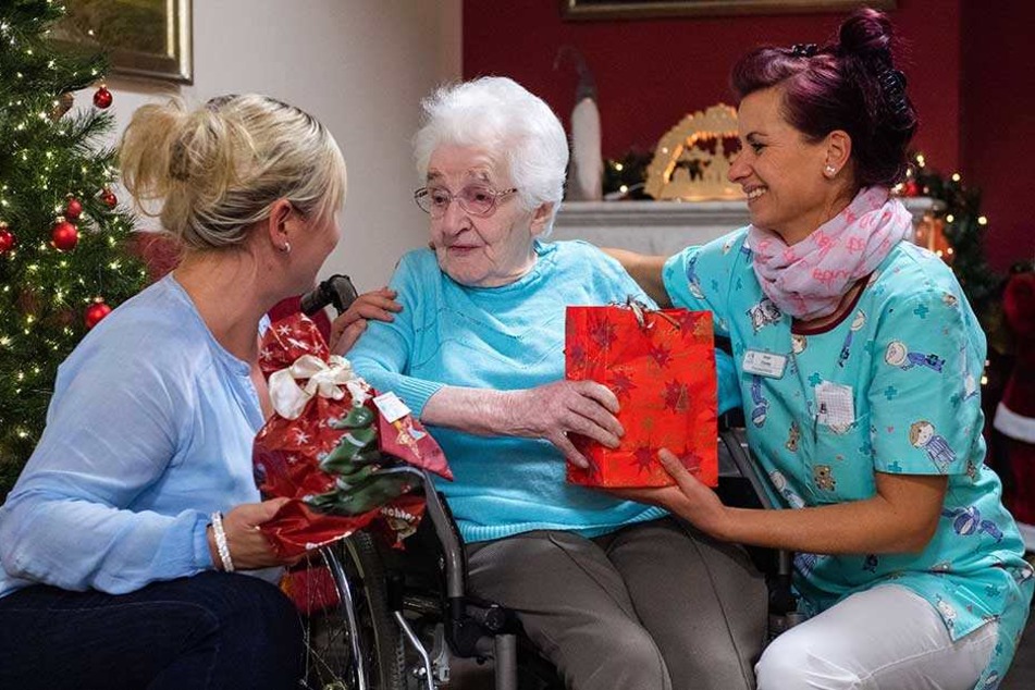 Mitarbeiter der Alloheim Seniorenresidenz sammeln Geschenke für einsame Senioren.