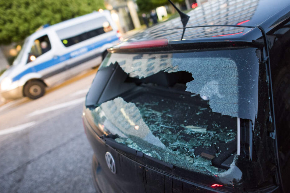 In einer Nebenstraße zum Demonstrationszug der "Revolutionären 1. Mai-Demo 2018" stand im Nachgang ein beschädigtes Auto.